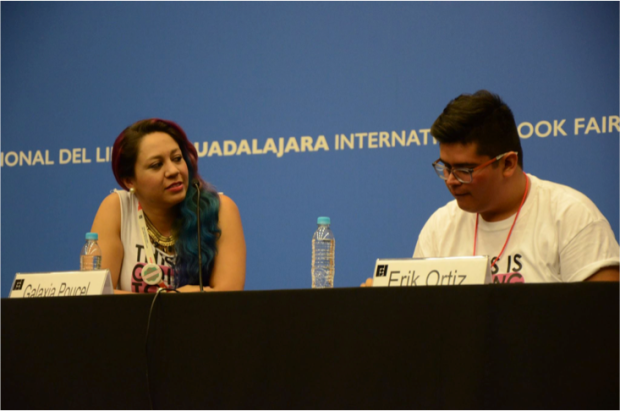 Los booktubers Erik Ortiz y Galaxia Poucel dirigen la conferencia “Juicio a la lectura juvenil” durante el primer Encuentro Nacional de Booktube México. Créditos: Rosie Gardel.